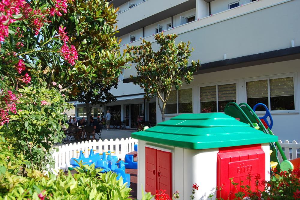 Terrasse mit Kinderspielplatz